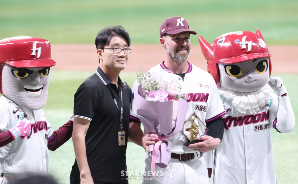 'NC 방출 딛고 우뚝' 키움 데이비슨, KBO 통산 100홈런 시상식 열렸다! "의미 있는 기록 기뻐"