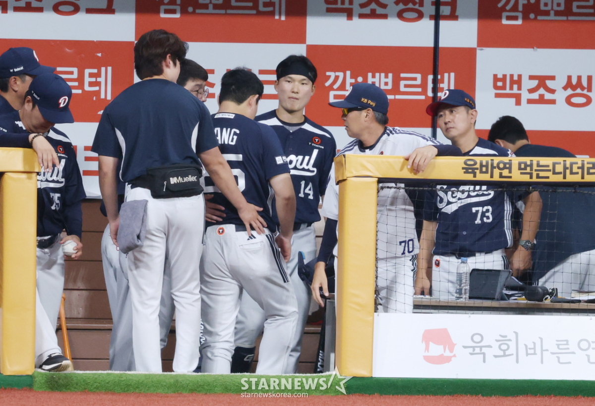 [포토] 양의지 교체 후 근심에 찬 김원형 감독