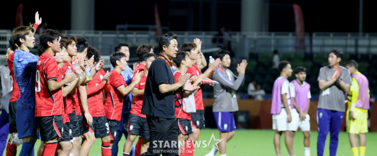 [한번에쓱] 응원덕분입니다! '사우디전 2-0 승리한 후' 자축하는 AG축구대표팀