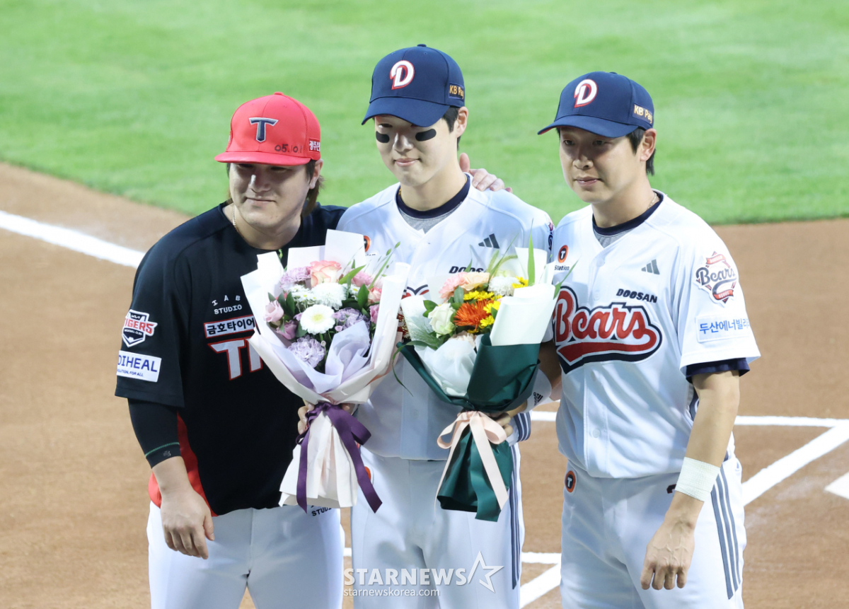 [포토] 조수행 1000 경기 축하하는 김선빈과 정수빈