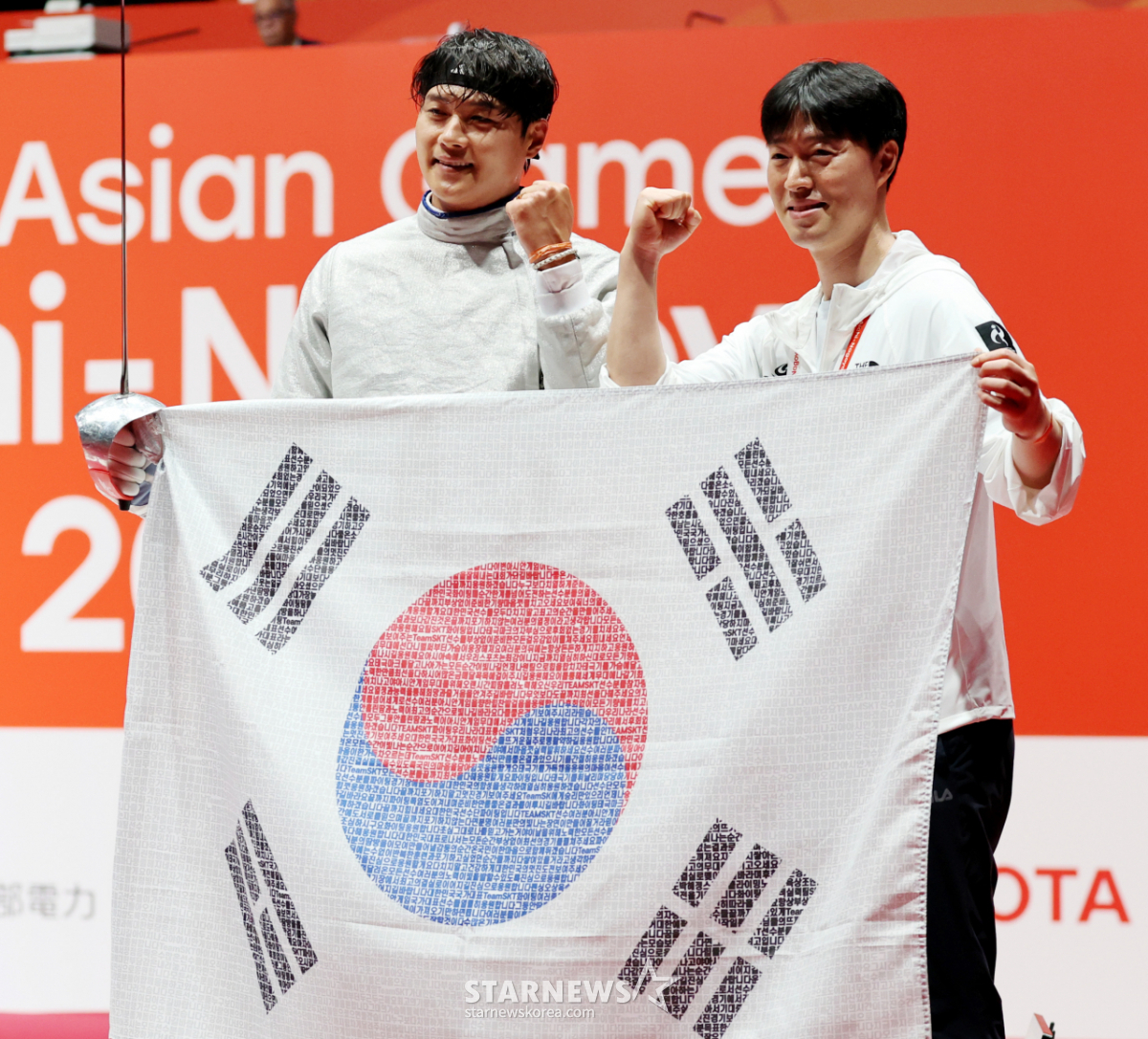 [포토]'쫄깃한 역전승' 오상욱