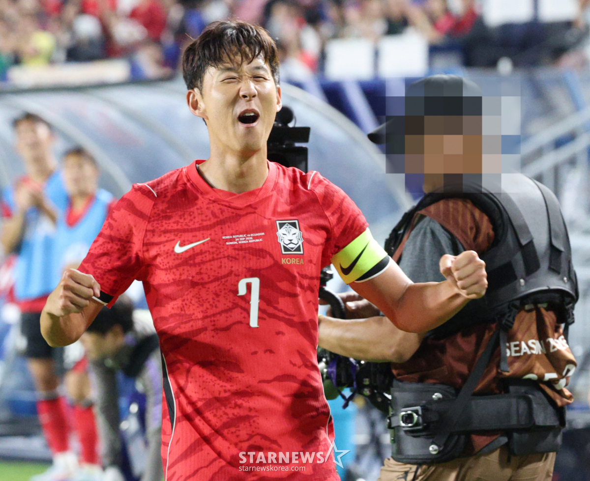 [포토] 손흥민 '골 궤적에 나도 감탄'