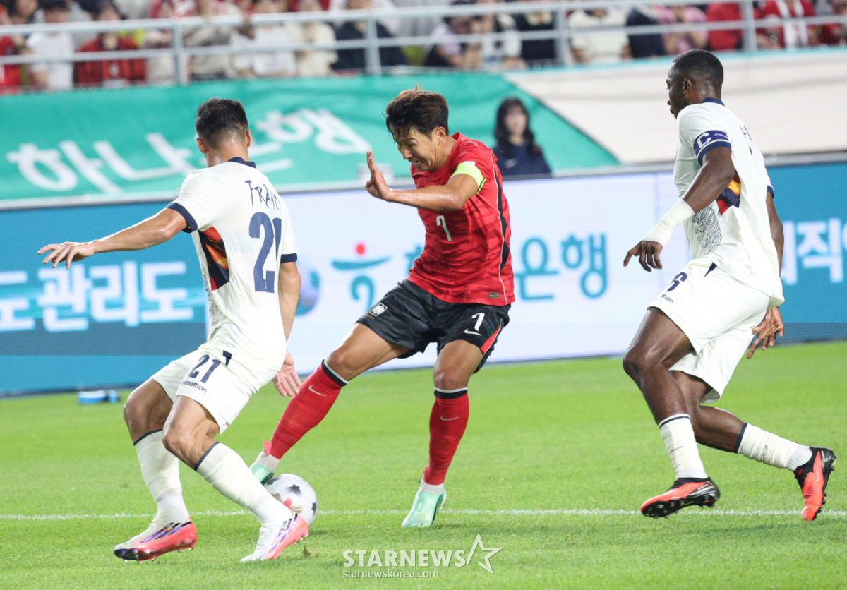[포토] 손흥민, 여전한 접기 신공