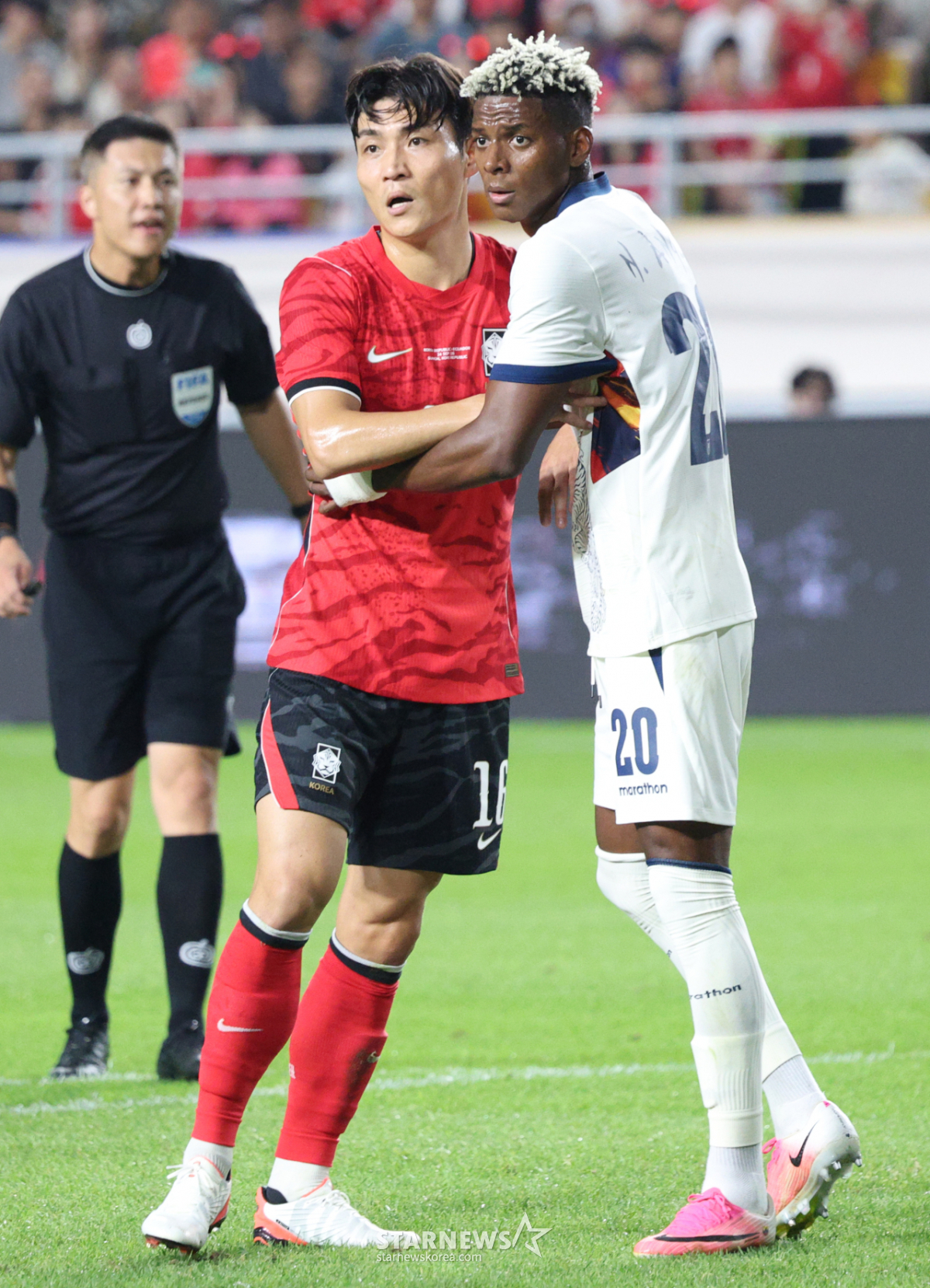 [포토] 박진섭, 앙굴로와 위치 다툼