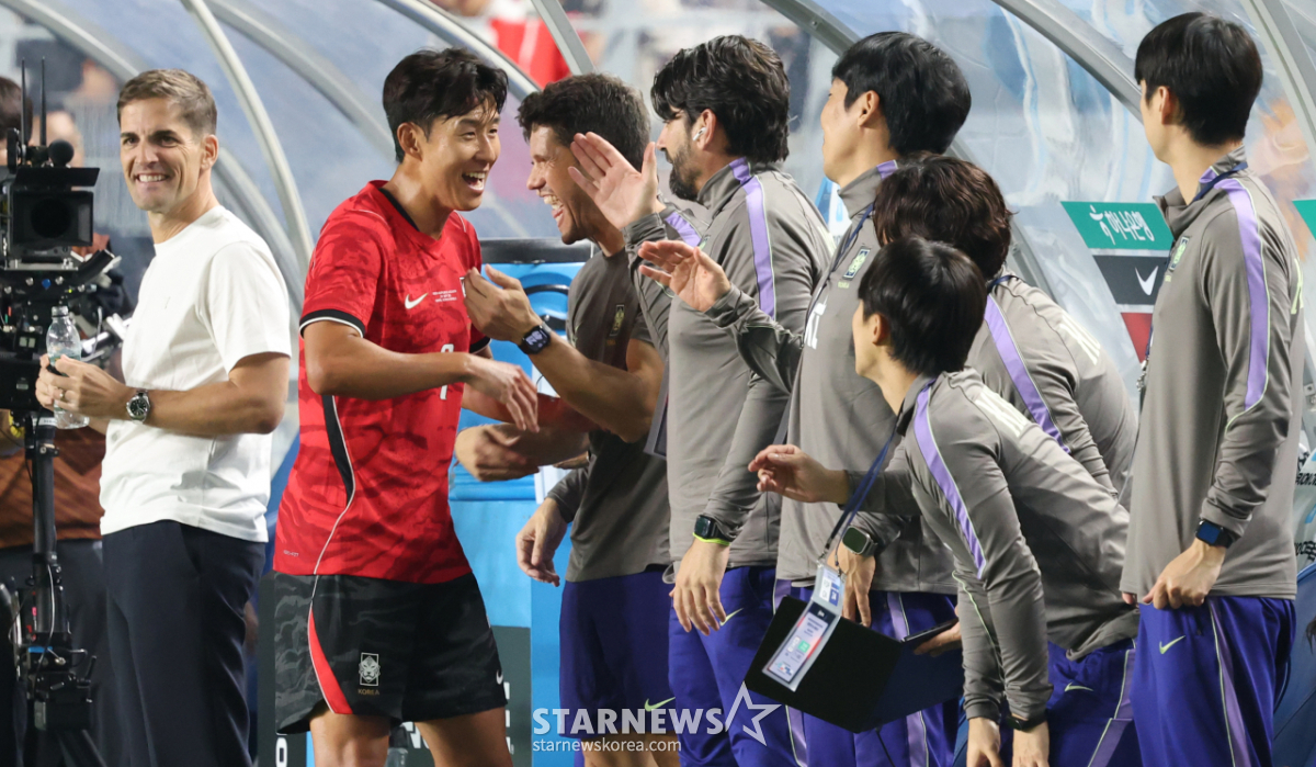 [포토] 손흥민, 코칭스태프와 뜨거운 소통