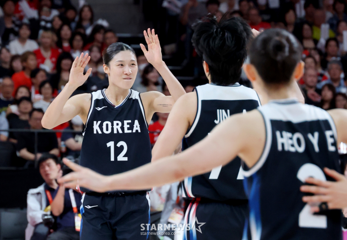 여자농구도 해냈다! 결승 한일전 승리, 12년 만에 AG 금메달 쾌거... 남·여 모두 우승 '대업' [나고야 현장리뷰]