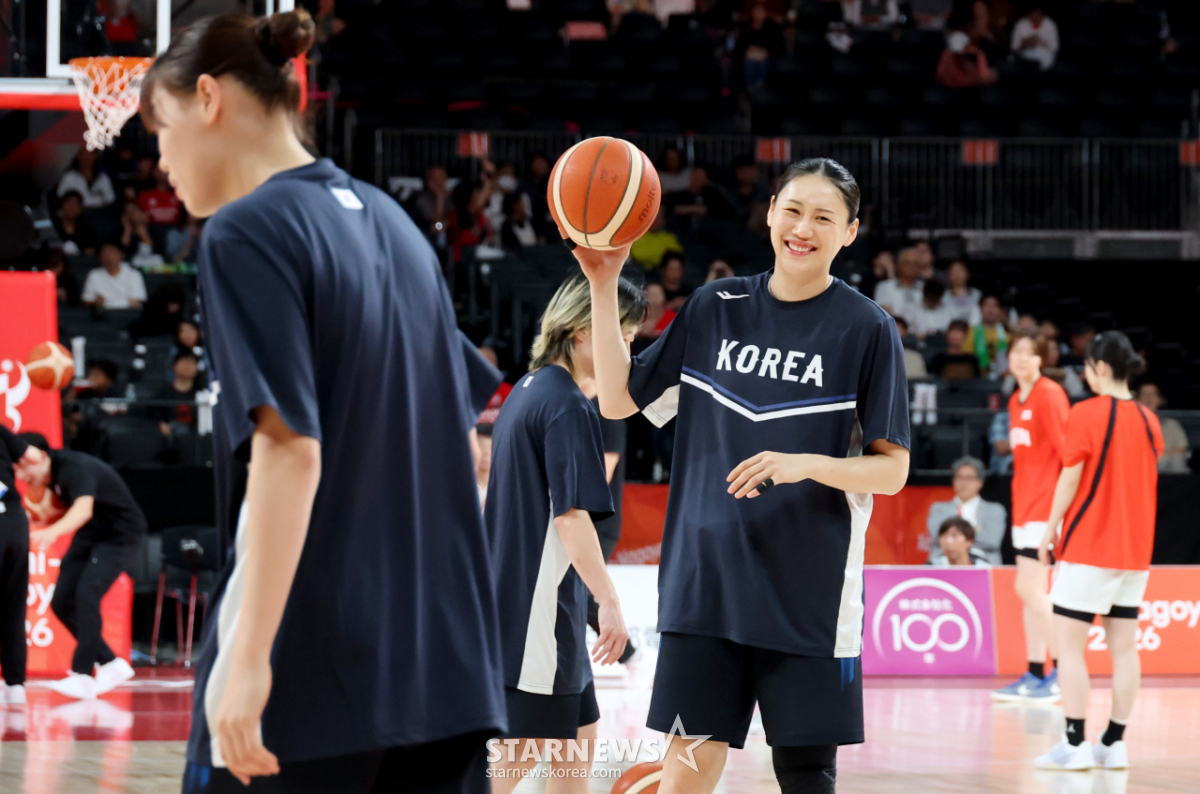 [포토]'일본과의 한판승부 앞두고' 미소가 스르르 강이슬