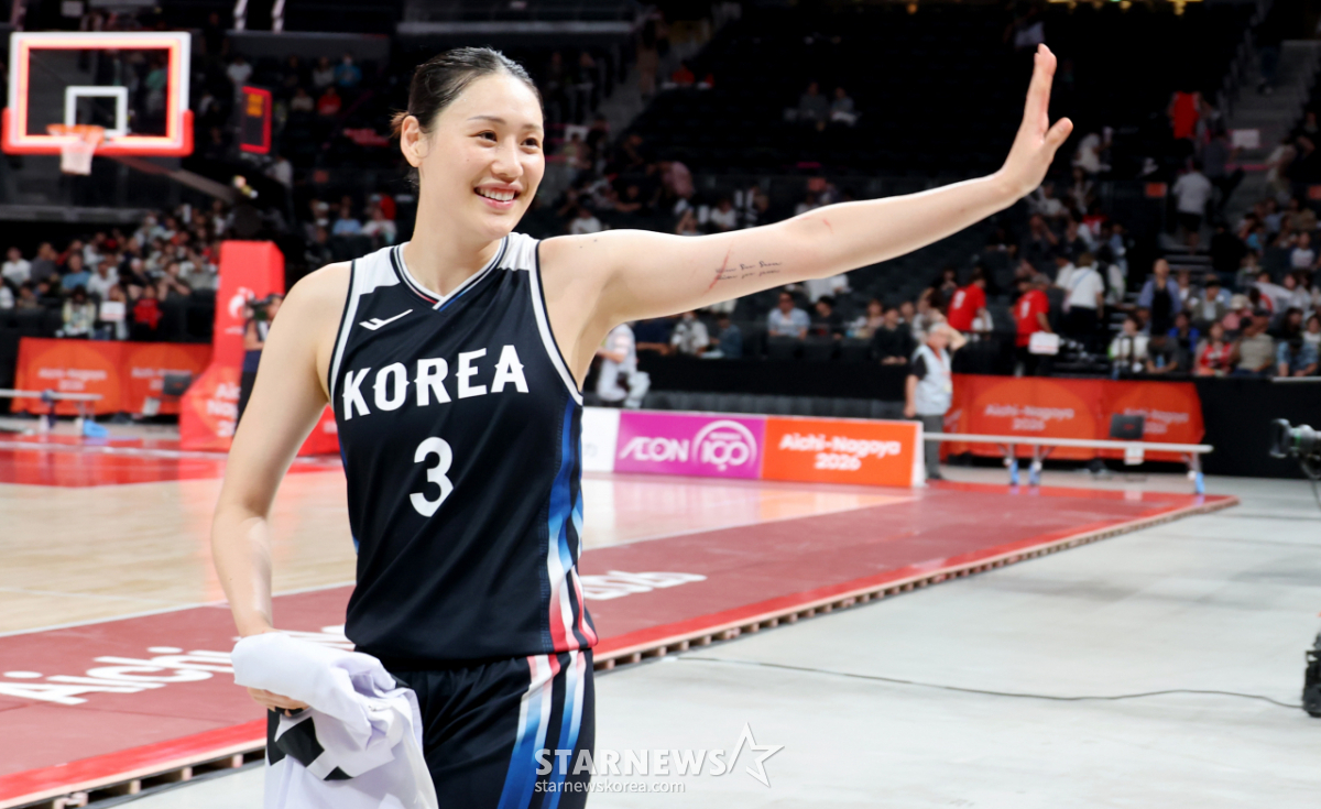 [포토]'환호하는 응원단에 손흔드는' 강이슬