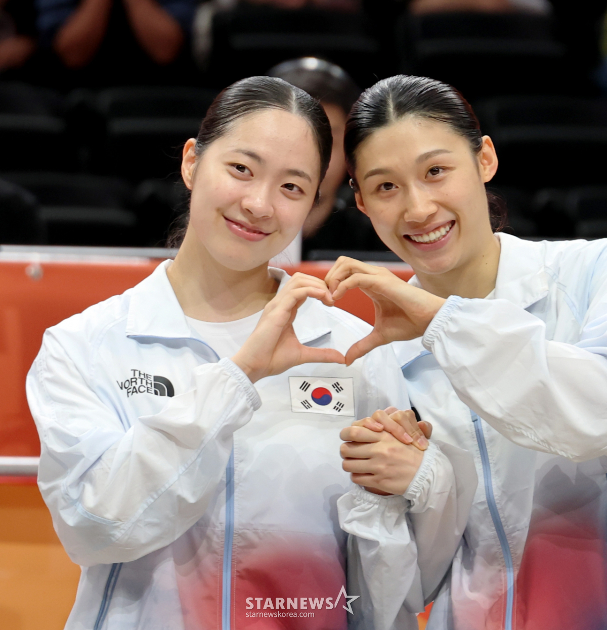 [포토]'시상대에선 하트지!' 여자농구 금메달 견인한 이해란과 박소희