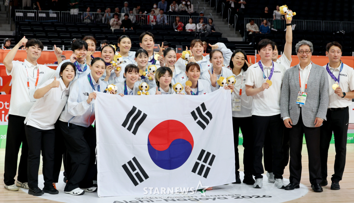 [포토]'선수들이 걸어줬어요!' 금메달 목에 건 박수호 감독