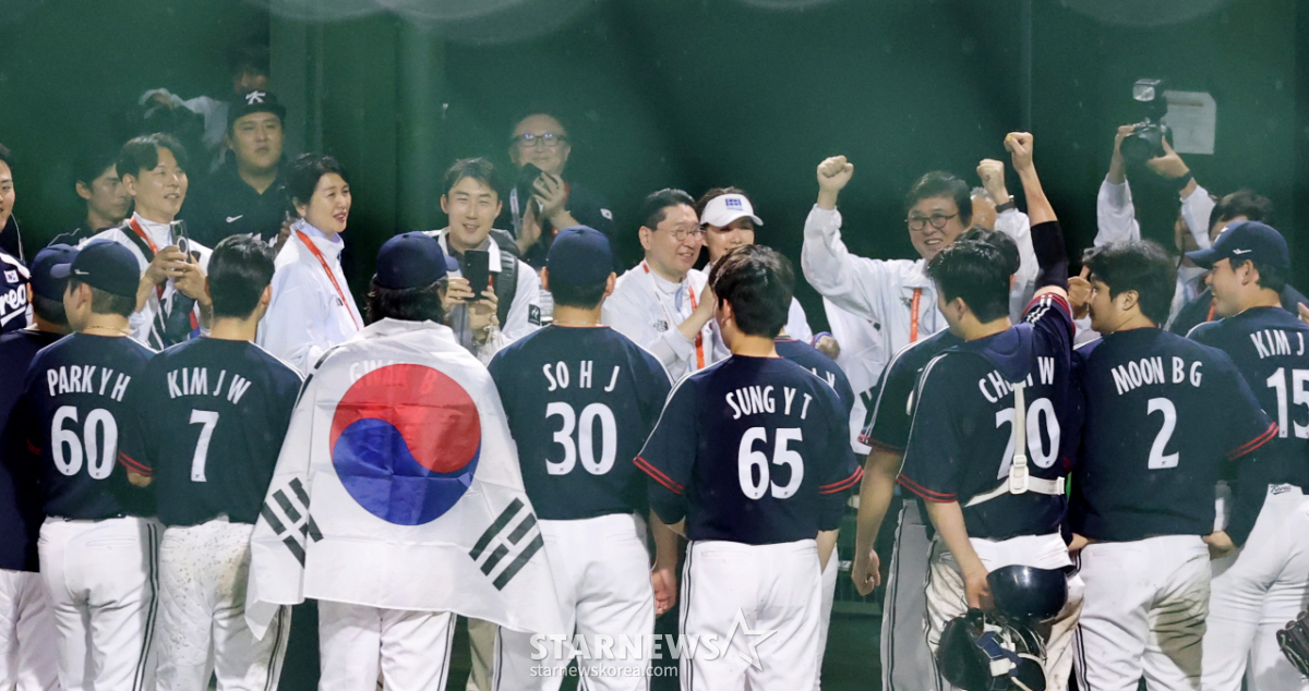 [포토]'대한민국 화이팅을 외치는' 최휘영 장관과 일행들