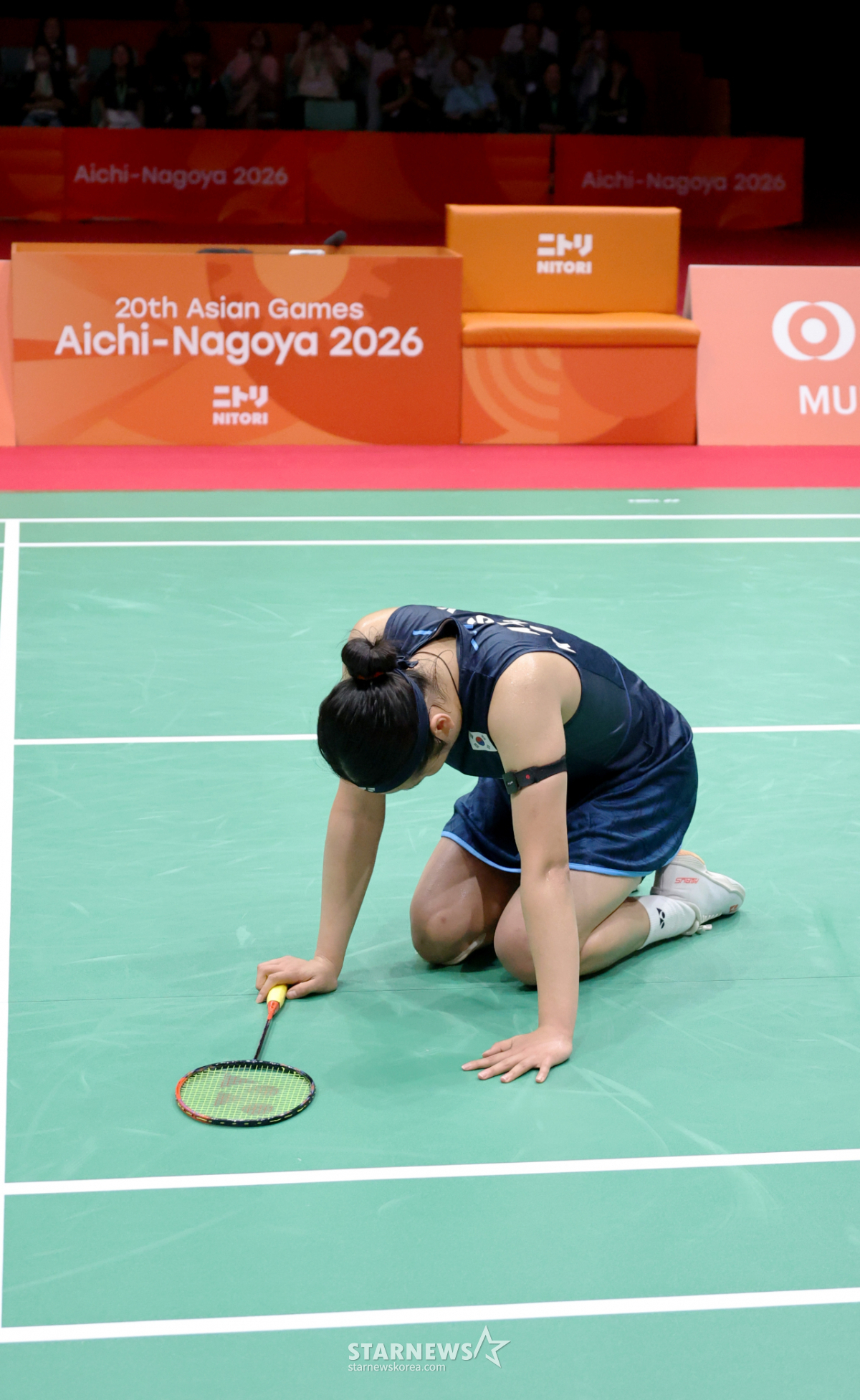 [포토] 1점을 남긴 긴 랠리에서 득점한 후 쓰러진 안세영 '야마구치 2-0 셧아웃' 금메달 따낸 안세영