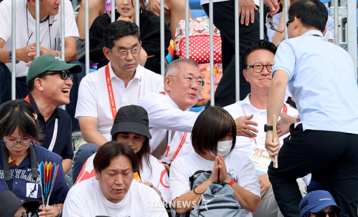 [포토] '김택수 선수촌장과 악수나누는' 정의선 양궁협회 회장