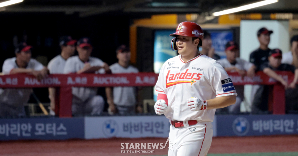 마침내 300홈런 쾅! 김재환, 130m 대형포로 KBO 역대 18번째 금자탑