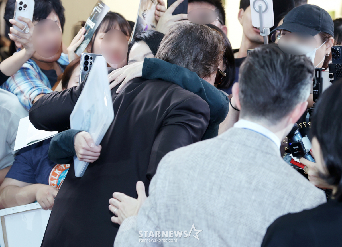 톰 크루즈, 팬과 격한 포옹까지[★포토]