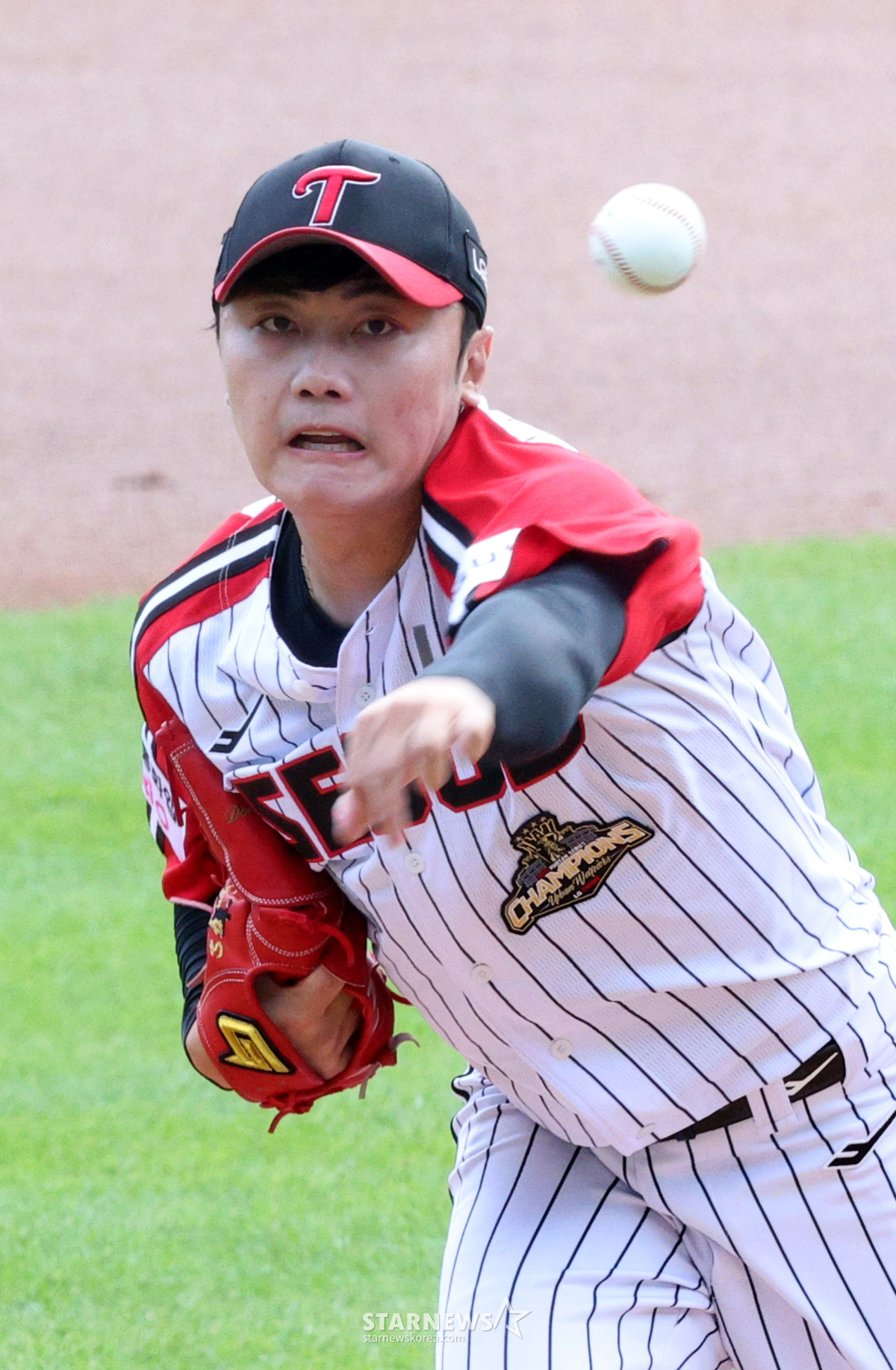 [포토] 김윤식 '첫 승 쏘는 날'