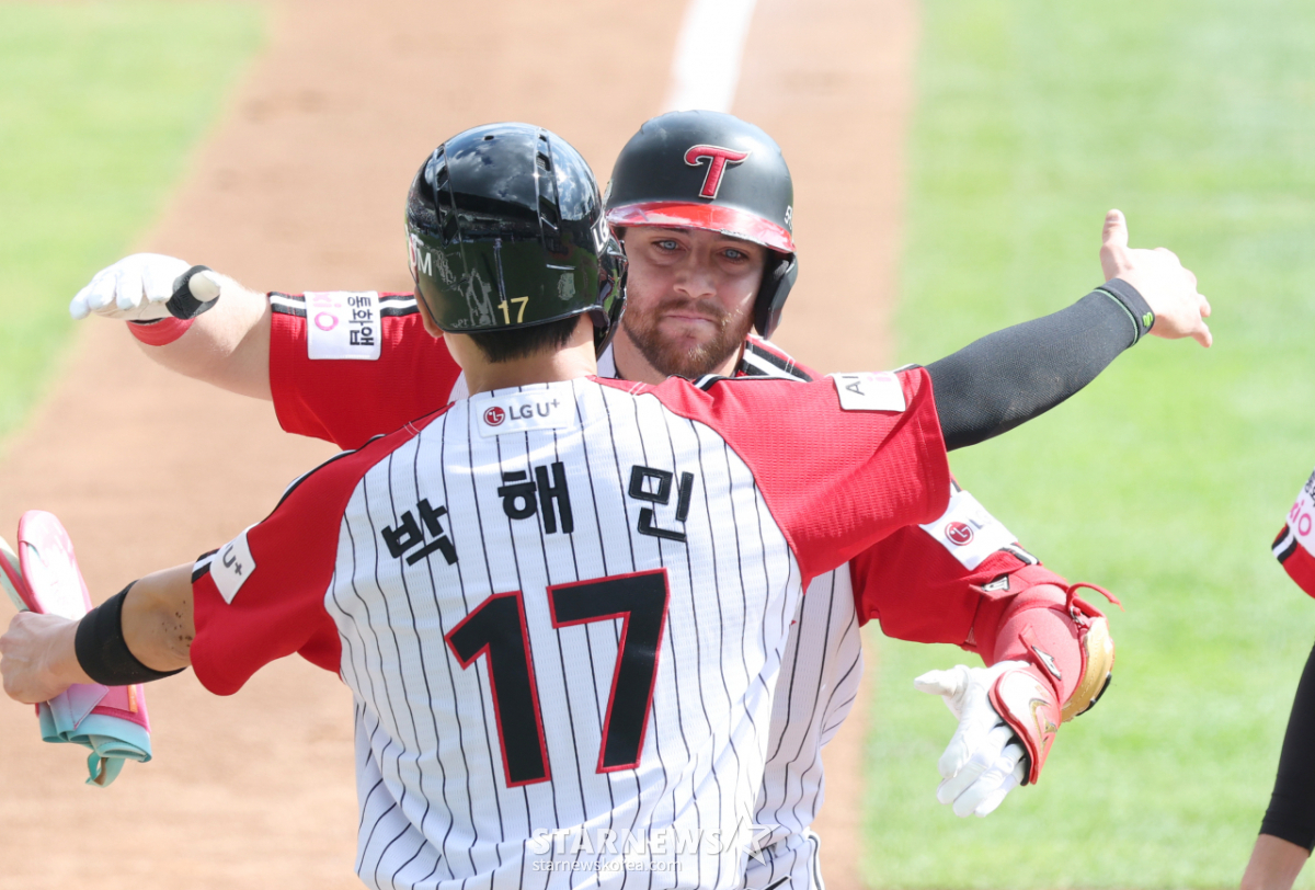 [포토] 오스틴 2점포, 박해민과 뜨거운 포옹