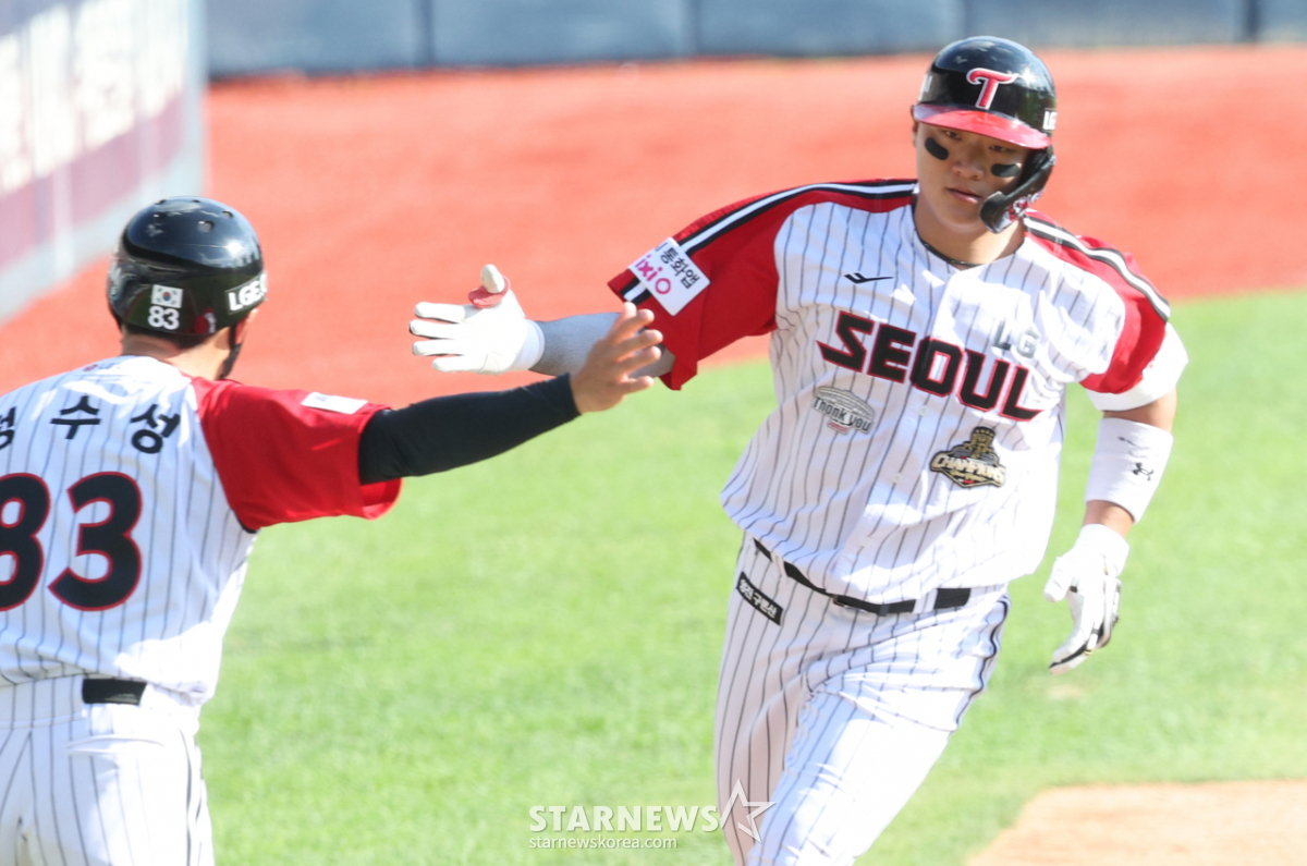 [Photo] Lee Jae-won hits thrilling go-ahead solo home run | STARNEWS