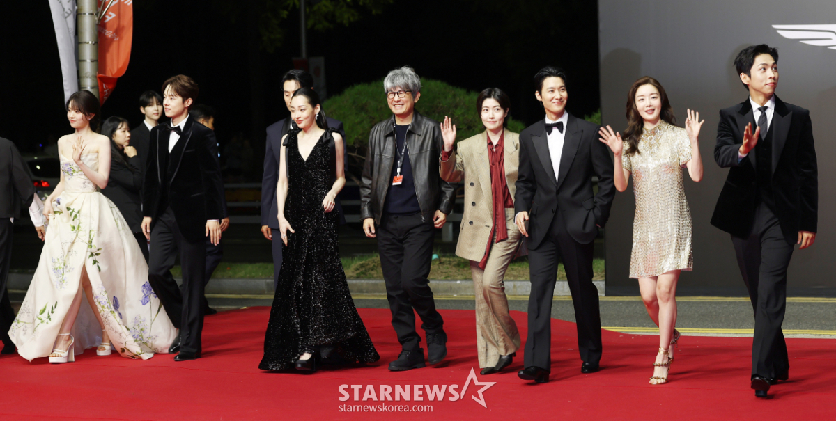 레드카펫 밟는 'BIFF' 개막작 '낮과 밤은 서로에게'[★포토]