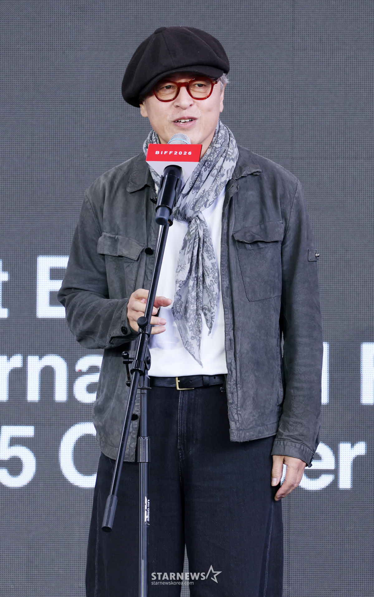 권해효, '눈 둘 데가 없네'로 'BIFF' 인사[★포토]