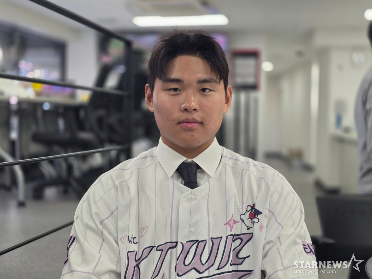 '드래프트 호명에 눈물 펑펑' KT가 찍은 직구 2600rpm 원석, '휘문고 대선배' 우규민 글러브 들고 1군 꿈꾼다 "'쟤 뭐지?' 소리 듣고 싶어요" [인터뷰]