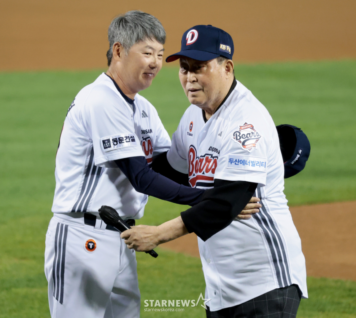 [한번에쓱] '두산의 가을야구 건승을 기원하며' 잠실구장 최종전 시구나선 김인식 감독