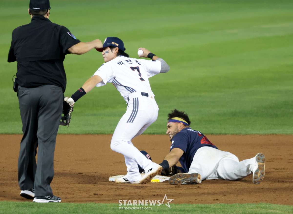 [포토] '도루는 내 스타일이 아니지!' 롯데 최다안타 레이예스