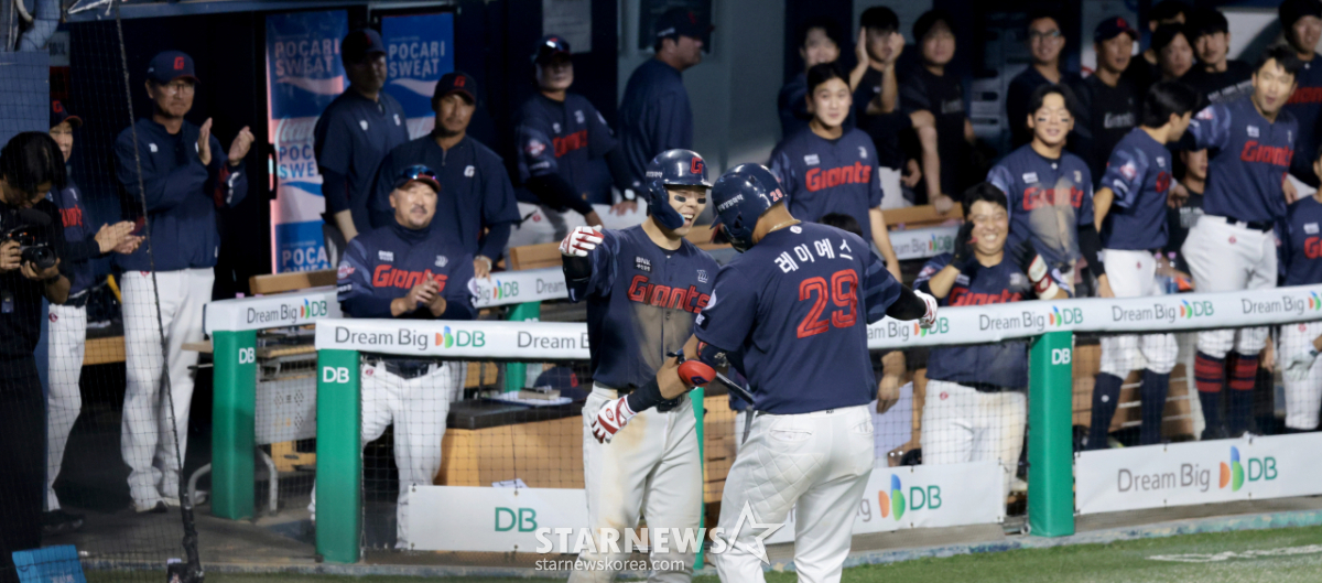 [포토]고승민 두 팔 벌려 축하 '세번째 안타는 홈런이다!' 최다안타 레이예스
