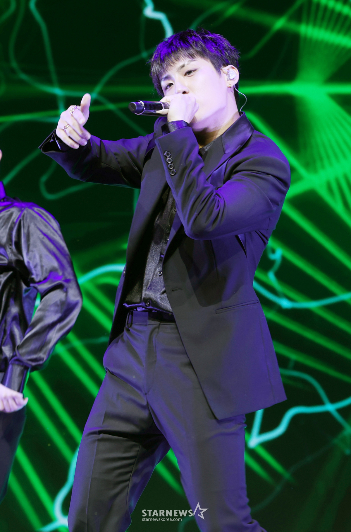 Park Woo-jin commands the stage with a powerful rap [★Photo] | STARNEWS
