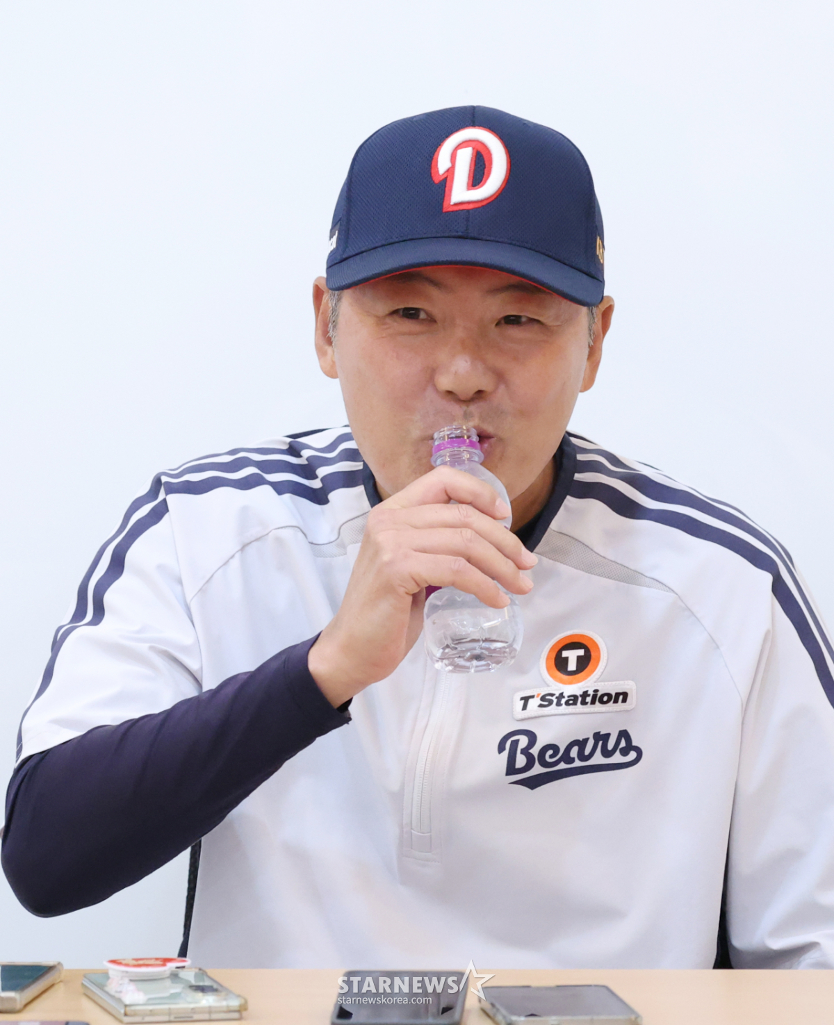 [포토] 김원형 감독 '목이 탑니다'
