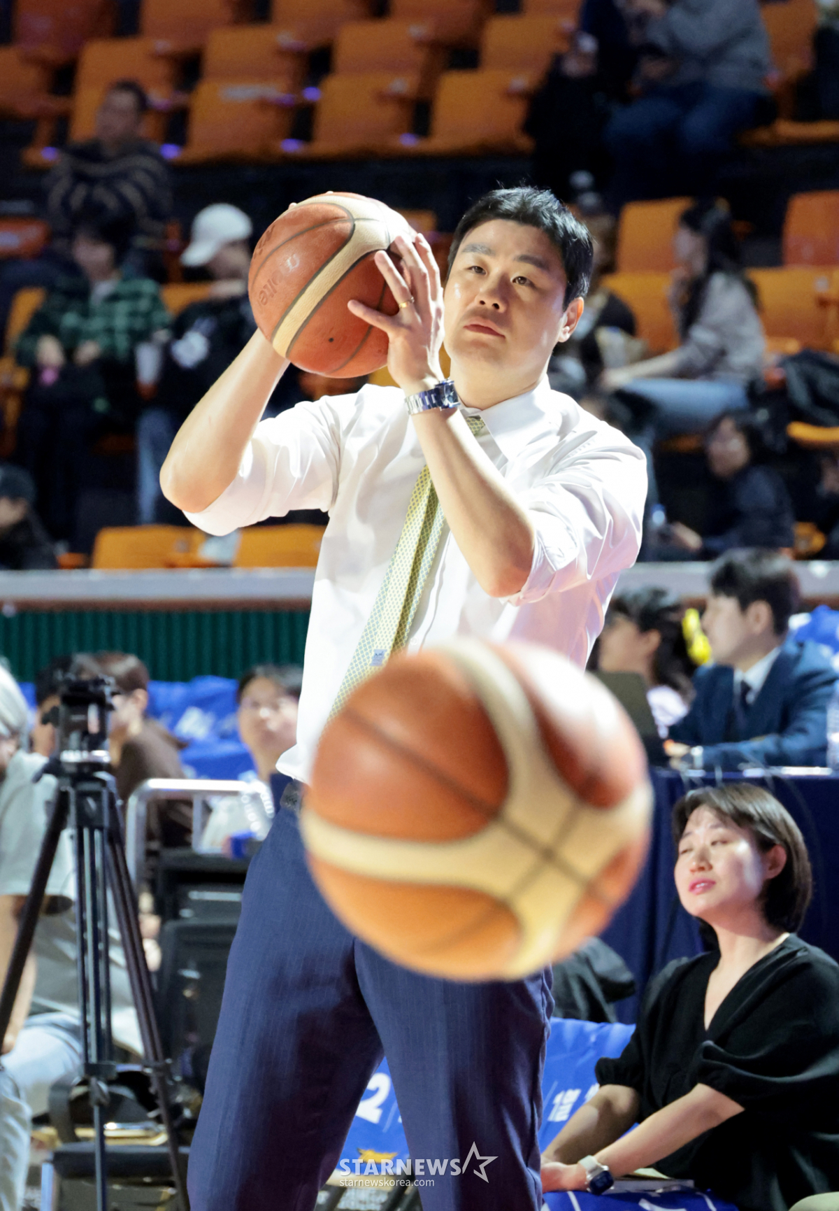 [포토] '날카로운 볼배급' 조성민 코치