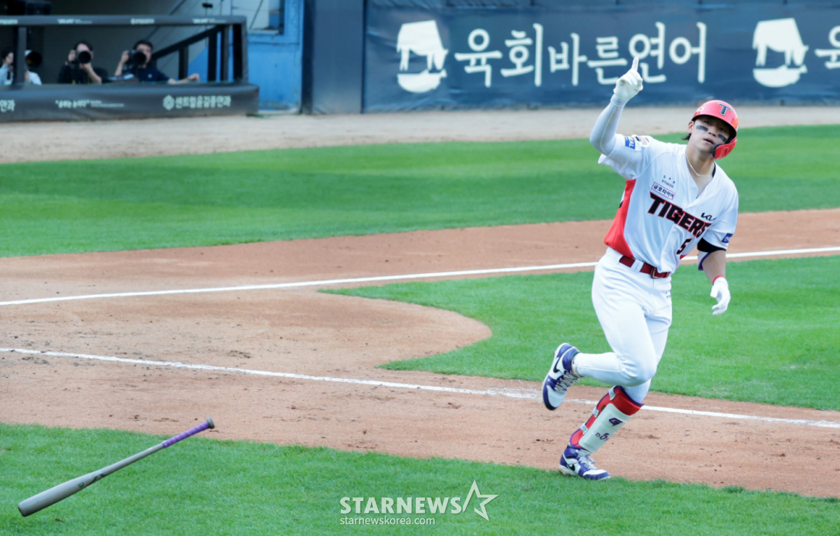 '와' 김도영 '데뷔 후 최초' 개인 역사 대단하다! 8회말 2아웃 또 터졌다, 멀티홈런 대폭발! '차라리 자동으로 걸러야 하나...' KIA, LG 꺾고 운명의 1차전 기선 제압 [준PO1 현장]