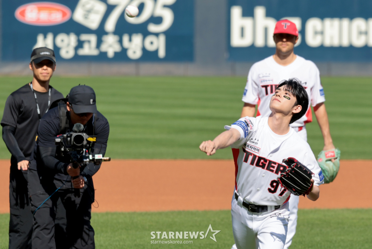 [포토] 기아 승리요정 데이식스 원필