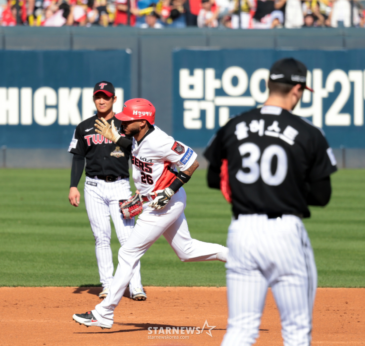 [포토] '4번타자가 이래야지!' 카스트로