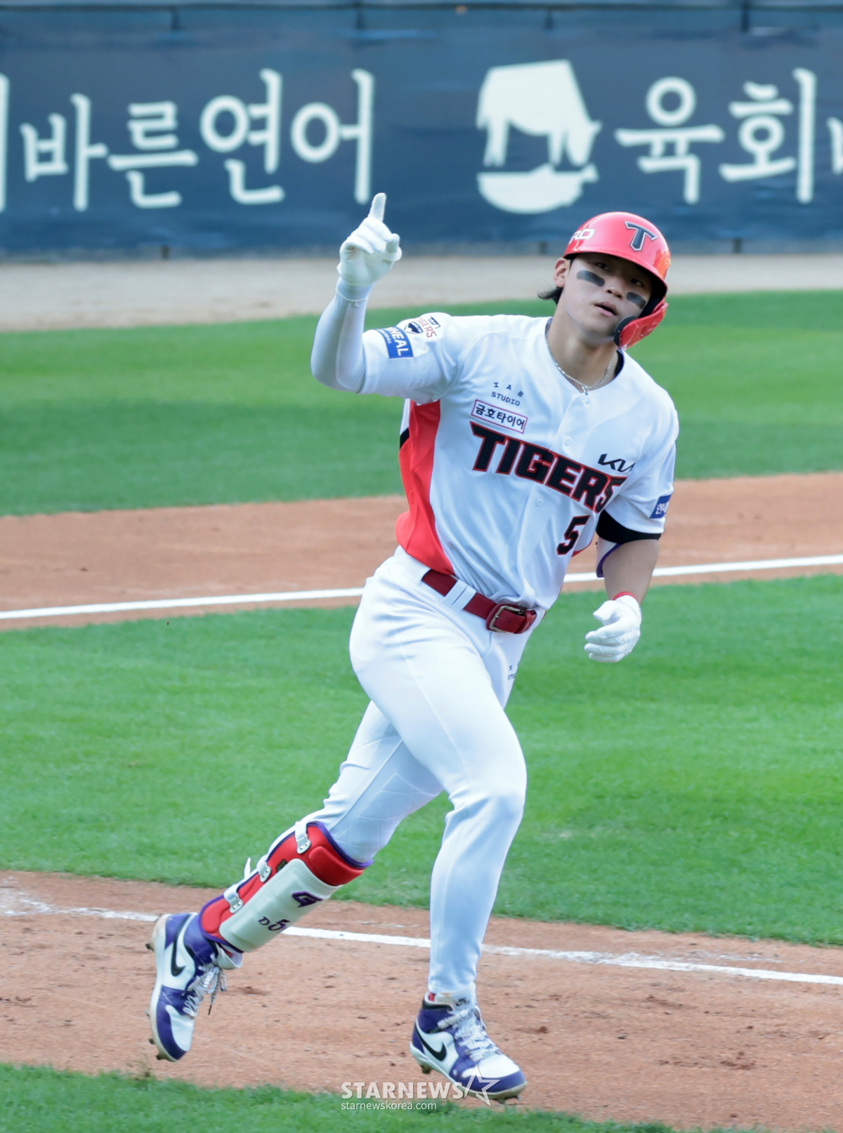 [한번에쓱]'괜히 슈퍼스타 김도영이라고 하는게 아니지' 4회말 역전 솔로홈런 터트린 김도영