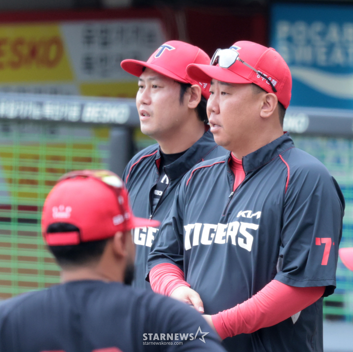 [포토] '하주석과 이야기 나누는' 준PO2차전 준비하는 이범호 감독