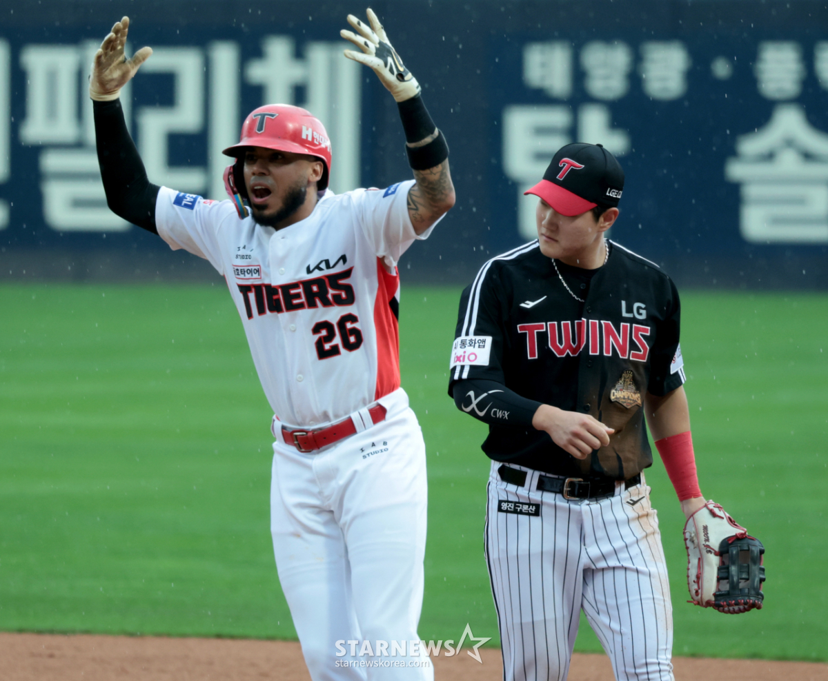 [포토] '1회말 찬스는 못참지!' 카스트로