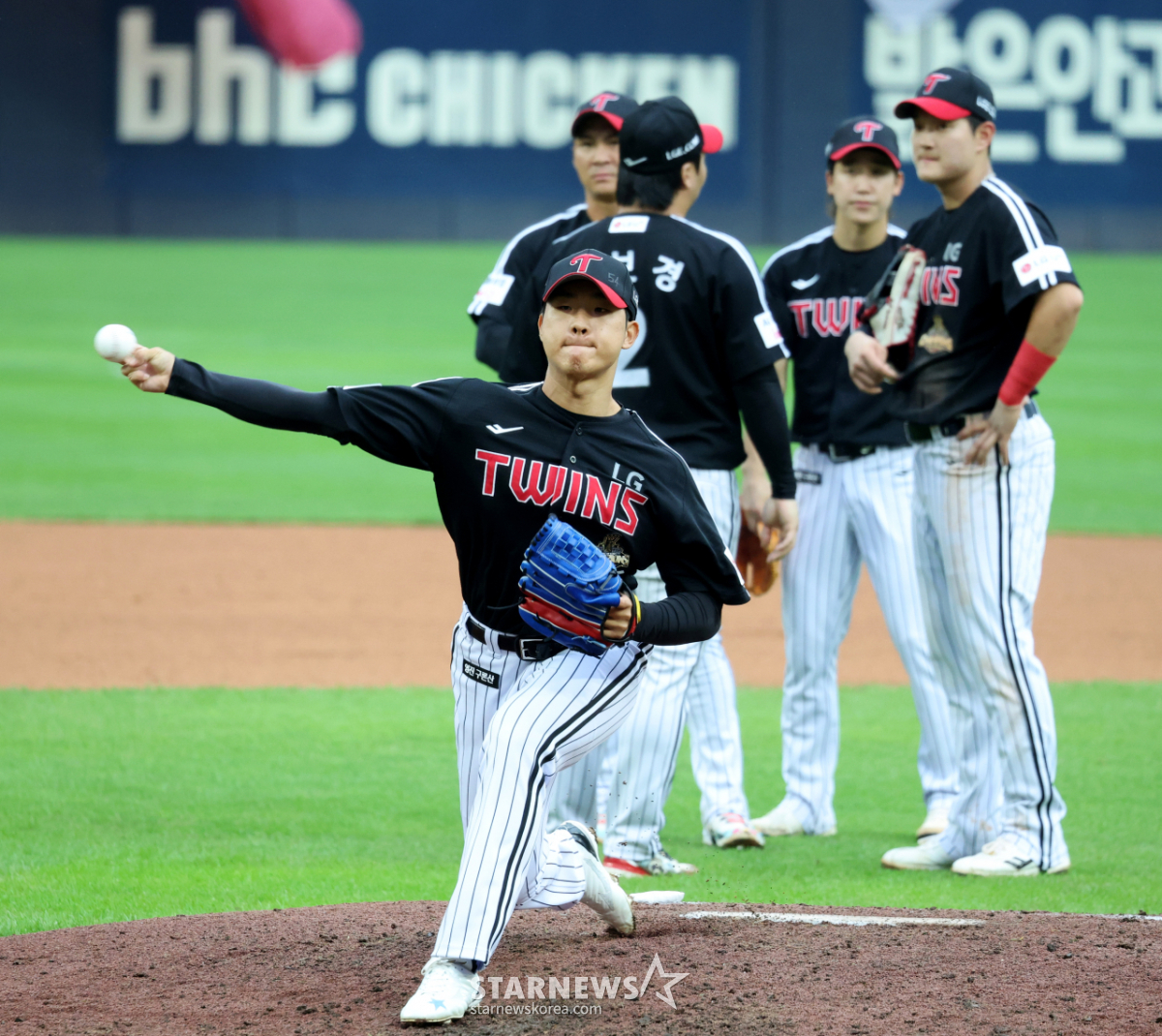 [포토] '4회말 등판한' 우강훈