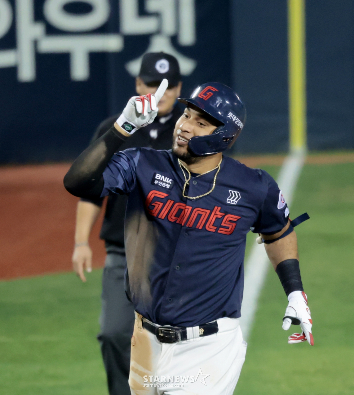 KBO 최다안타 신기록 썼는데 '설마' GG 못 받겠나! 타격왕·208안타·139타점왕과 맞붙은 롯데 레이예스, 외인 최초 3연패 도전