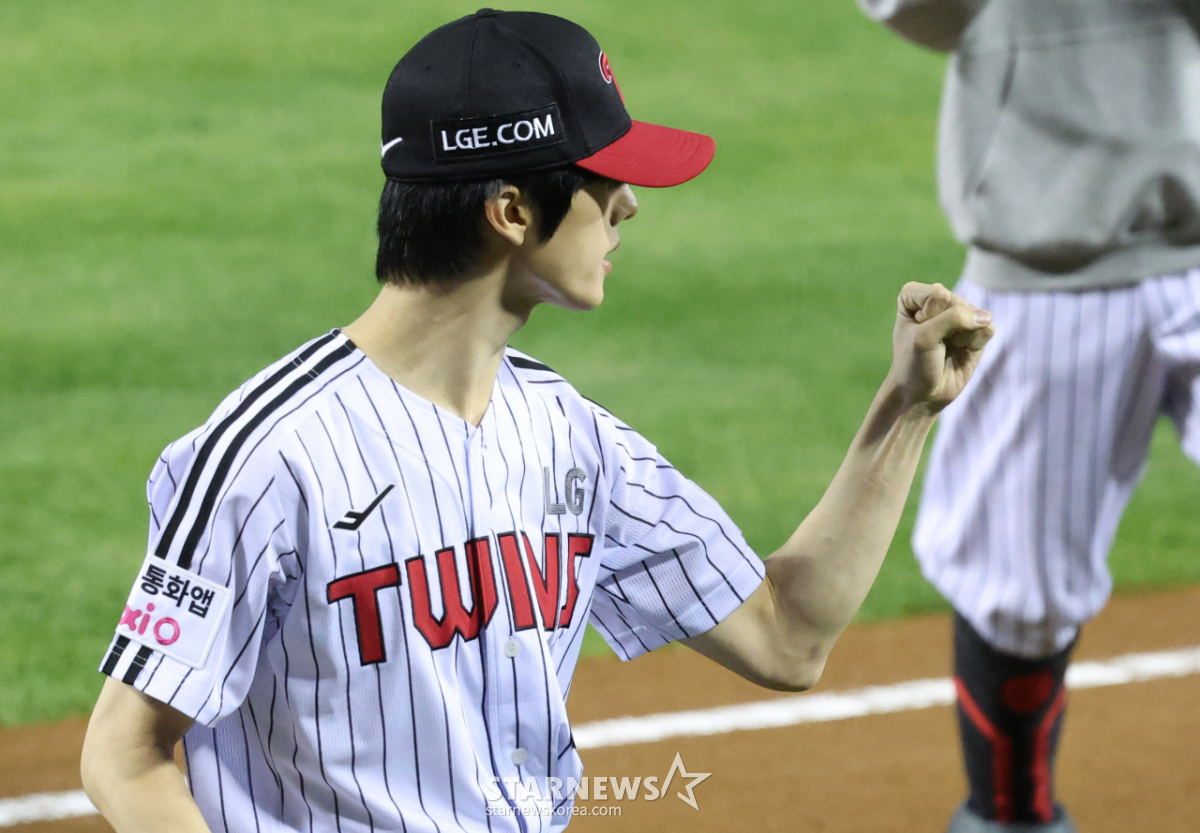 [포토] NCT 지성, 주먹 불끈 승리 염원