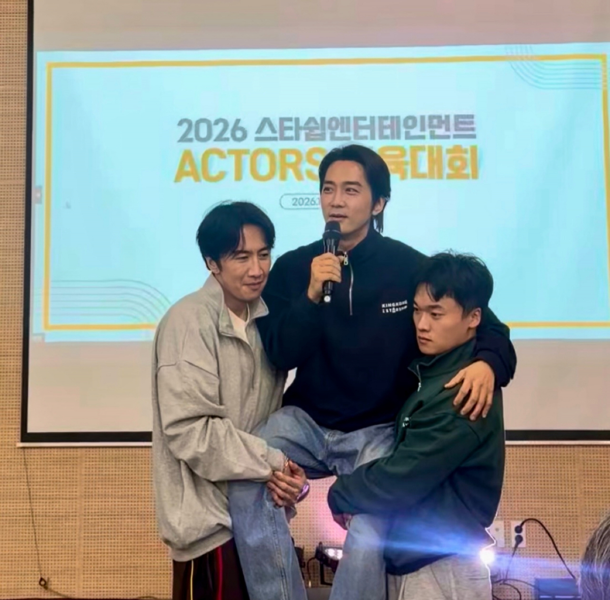 송승헌, 이광수에 번쩍 들렸다..이동욱까지 뭉친 소속사 운동회 포착