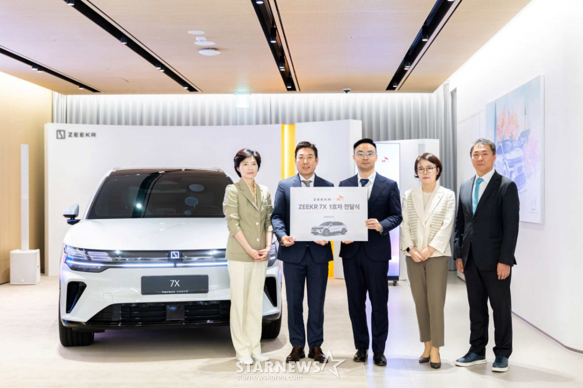 지커 코리아, 중형 전기 SUV '7X' 국내 고객 인도 개시… 1호차 주인공은...