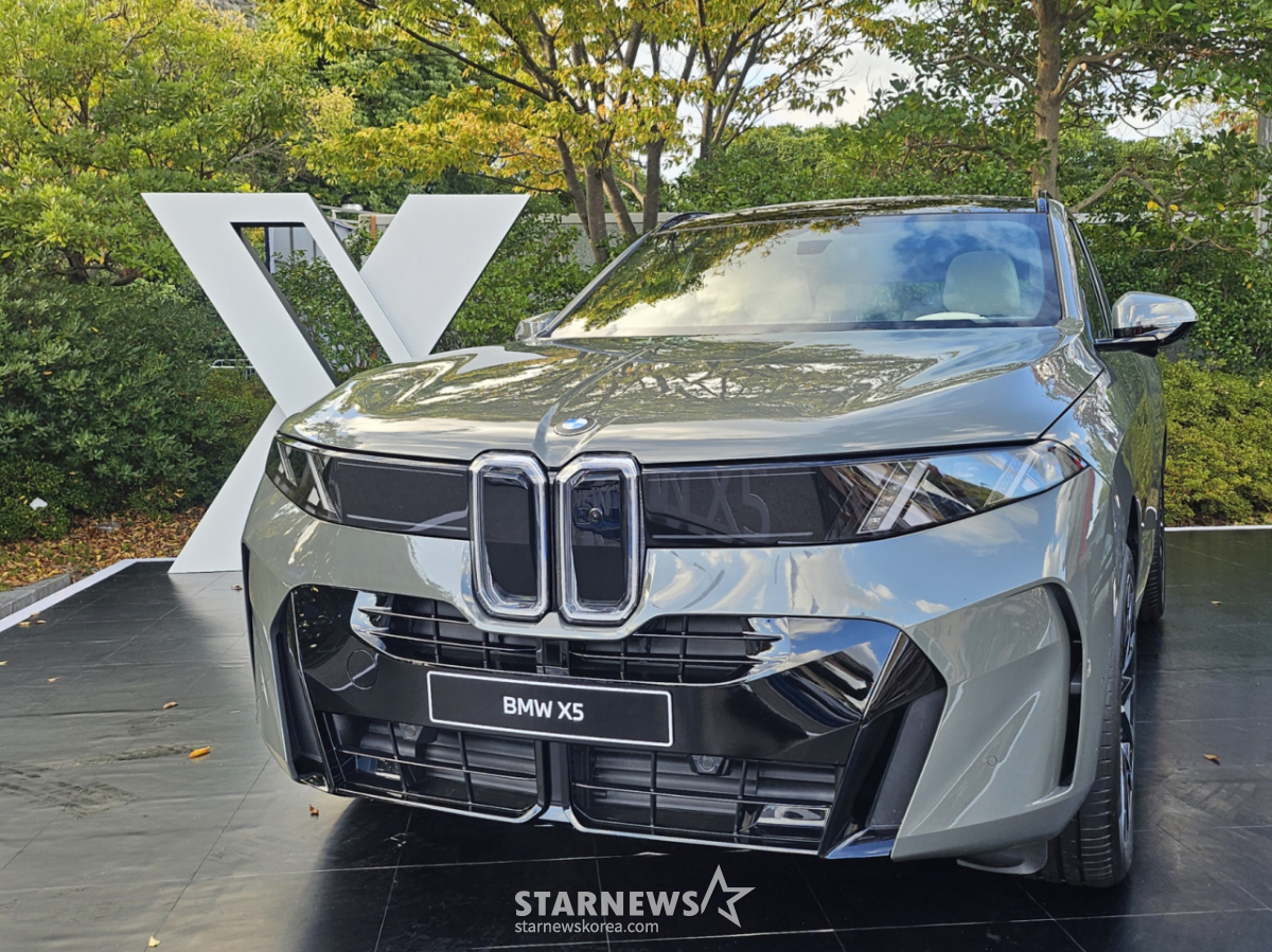 신형 BMW X5와 순수 전기차 iX5, 직접 살펴보니 묘하게 다른 구성 눈길