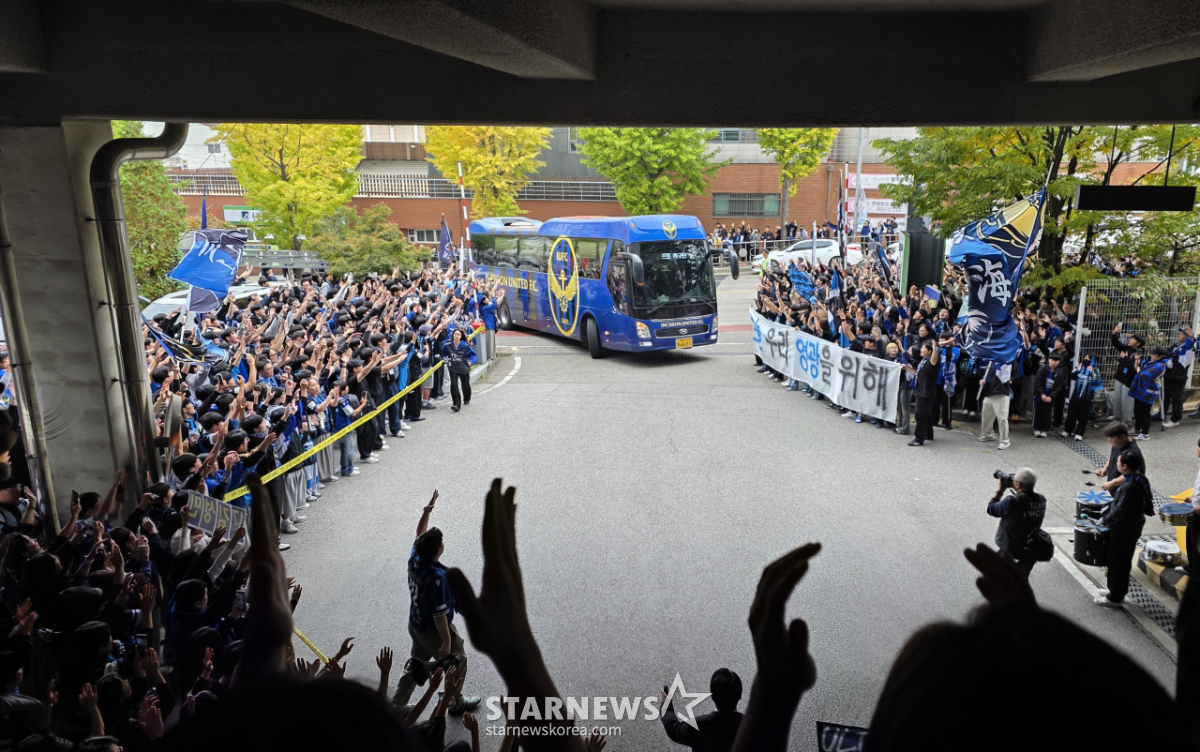 '오늘 우리 영광을 위해' 인천 팬들, '파이널A 걸린' 제주전 앞두고 '버스 맞이' 응원 [인천 현장]