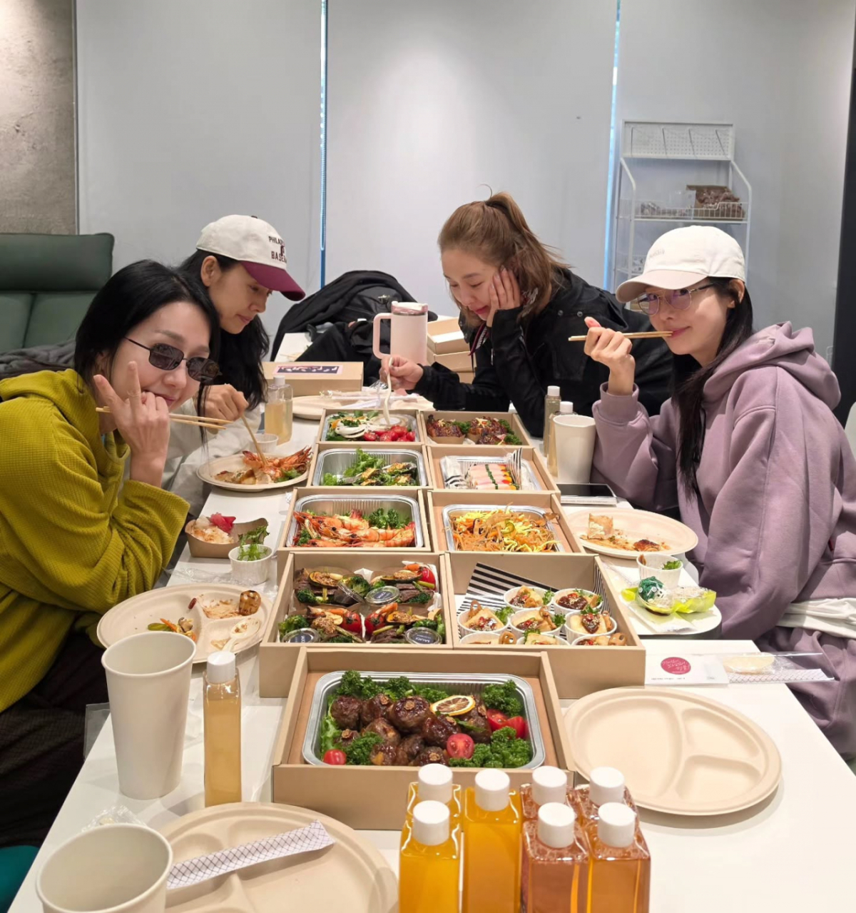 '21년만 완전체' 핑클 4人, 콘서트 연습+팬들에 산해진미 조공 받고 '화기애애' [스타이슈]