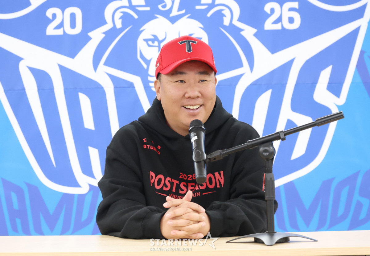 [포토] 이범호 감독 '자꾸 웃음이...'