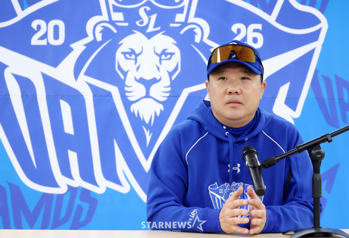[포토] 박진만 감독 '밤새 내리는 비를 보며...'