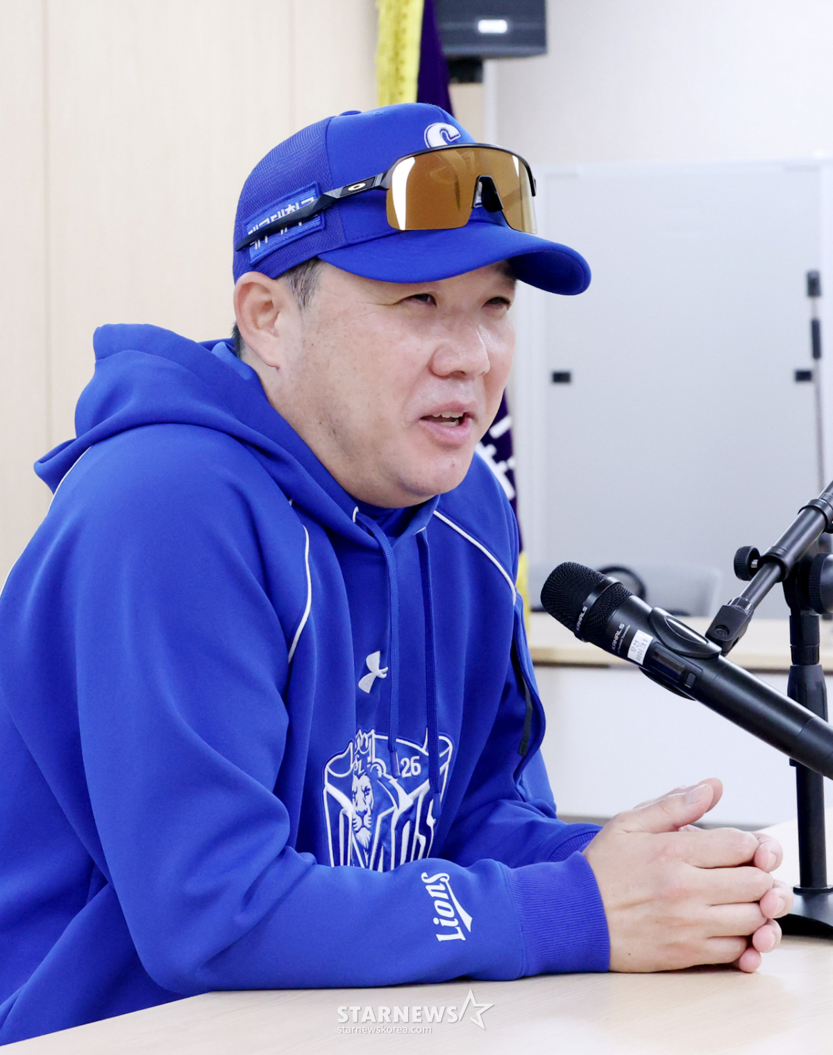 [Foto] El entrenador Park Jin-man con expresión animada | STARNEWS
