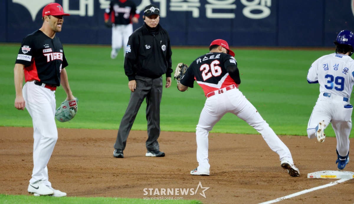 [Photo] Neil celebrates after recording a double play | STARNEWS