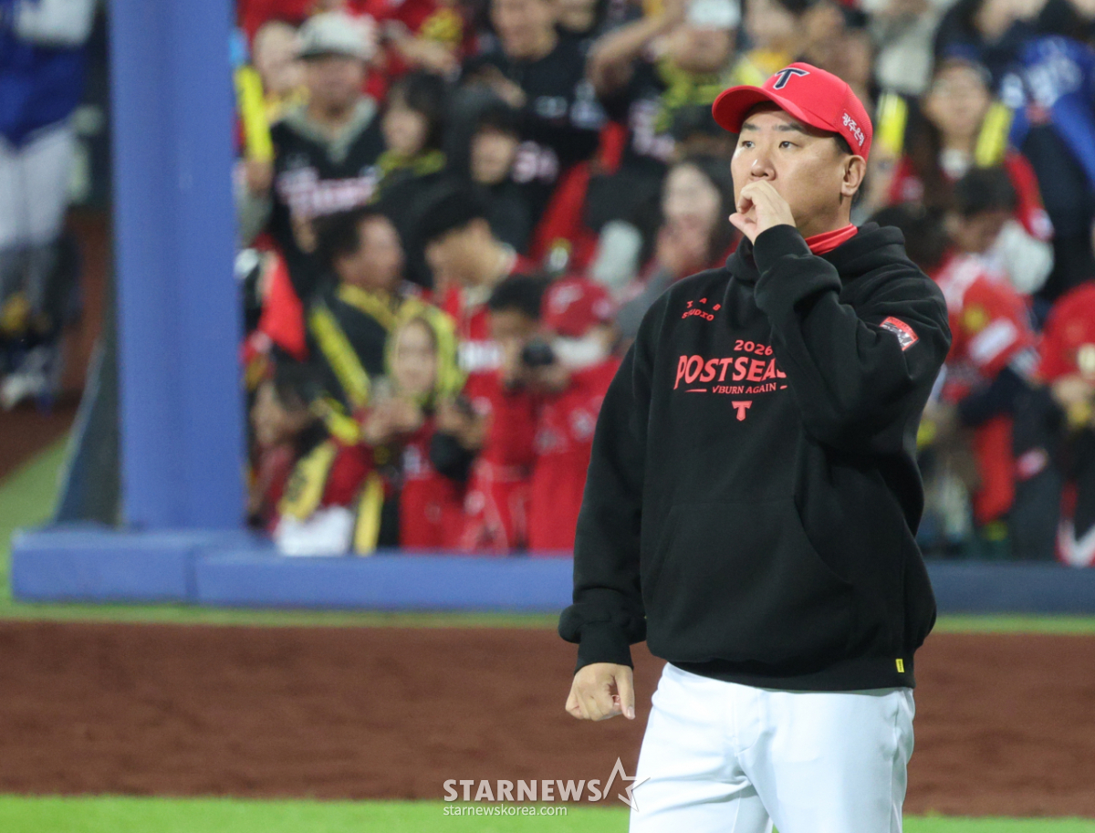 [Foto] El director técnico Lee Beom-ho recibe a los jugadores | STARNEWS
